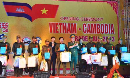 Khai mạc Hội chợ Thương mại Việt Nam - Campuchia 2013 ảnh 4